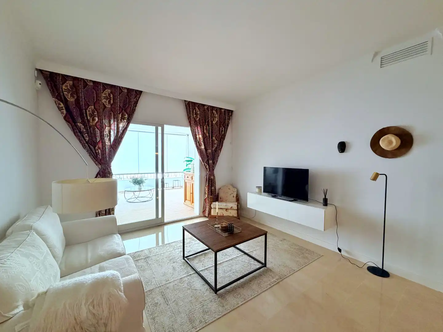 Sala de estar de Piso de alquiler en Benahavís con Aire acondicionado, Calefacción y Terraza