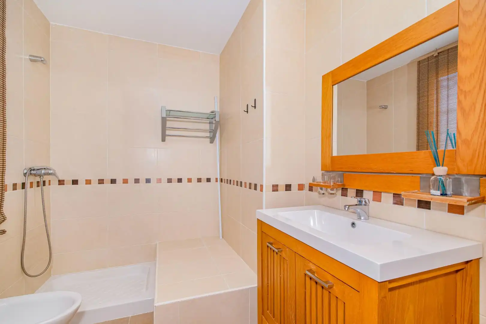 Casa aparellada amb terrassa en venda a Jun, imagen 30
