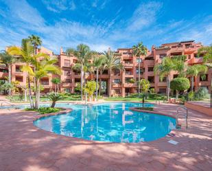 Vista exterior de Àtic en venda en Marbella amb Aire condicionat, Terrassa i Piscina