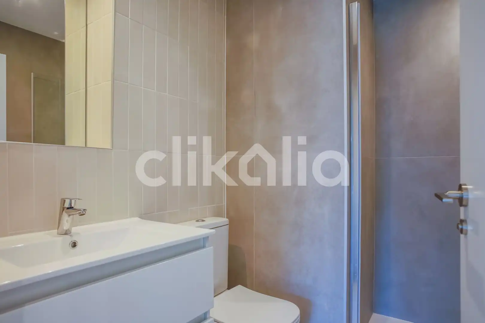 Bathroom of Flat for sale in Madrid  with Air Conditioner, Heating and Terrace