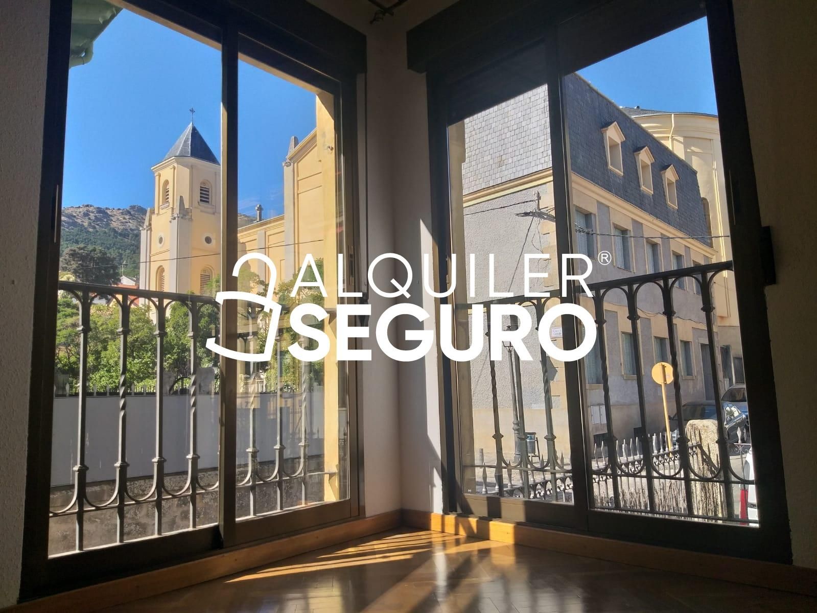 Exterior view of Flat to rent in San Lorenzo de El Escorial  with Heating