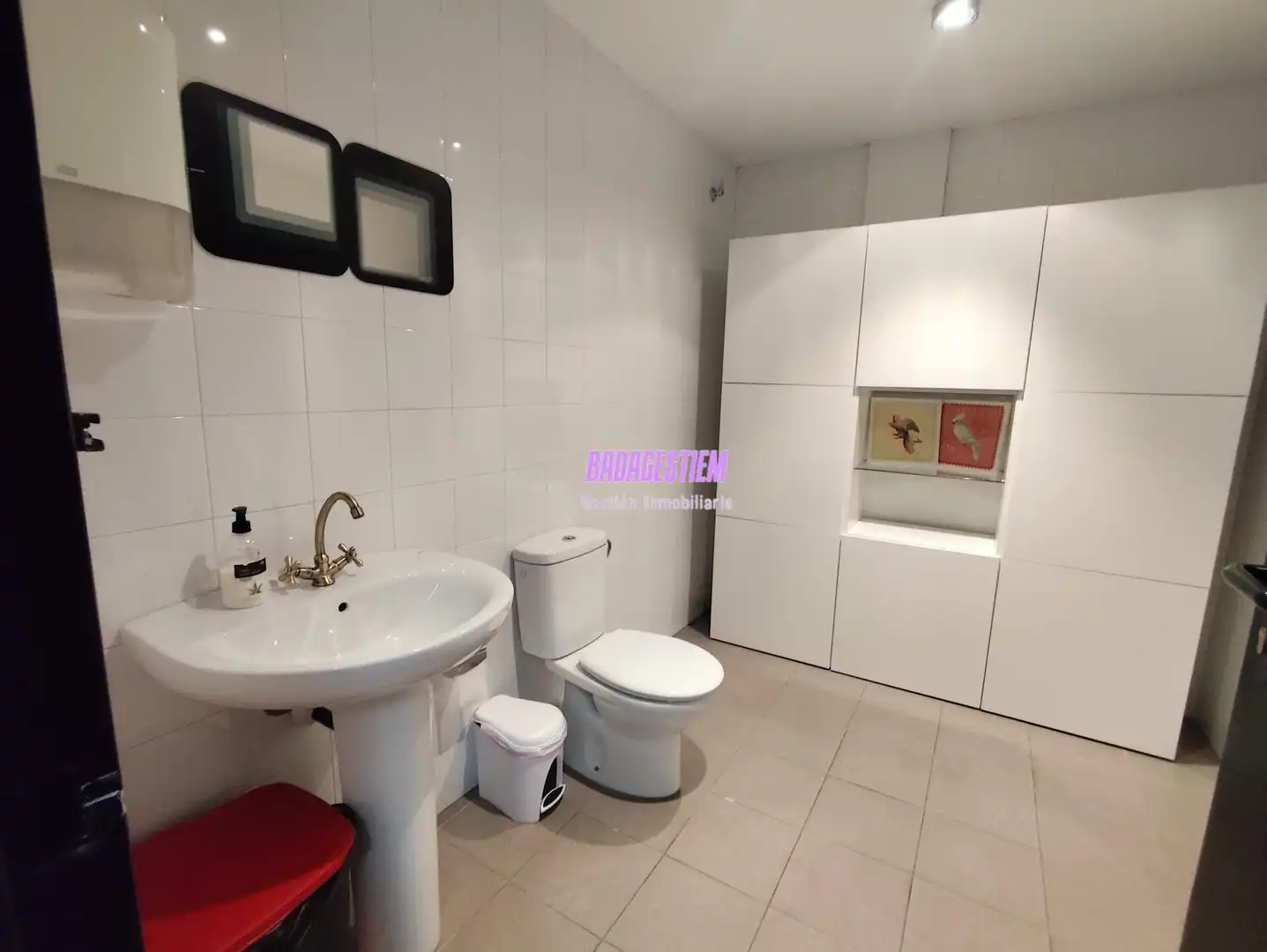 Badezimmer von Fabrikhallen zur Miete in Badalona