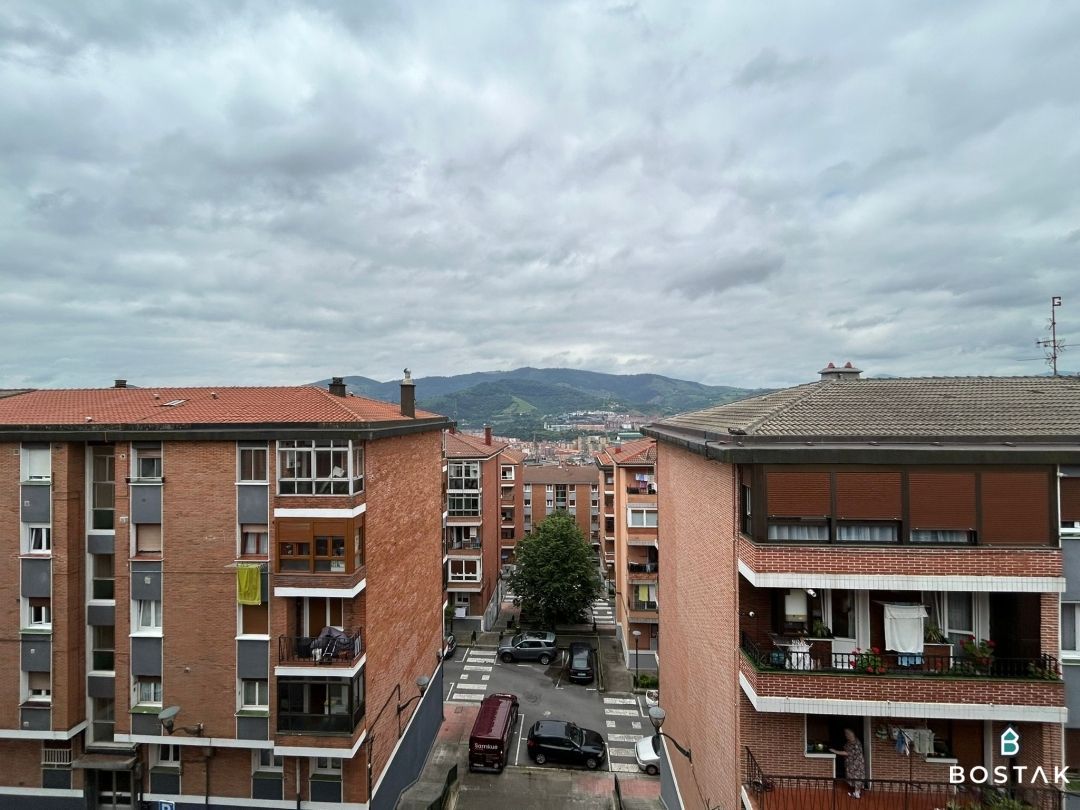 Vista exterior de Pis en venda en Bilbao  amb Calefacció, Terrassa i Balcó
