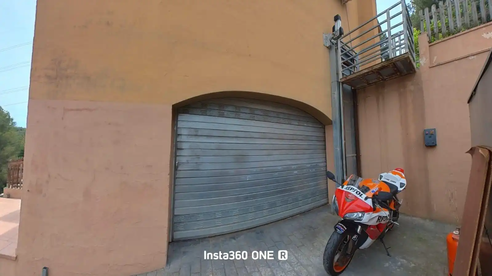 Vista exterior de Casa o xalet en venda en Cubelles amb Calefacció, Jardí privat i Terrassa