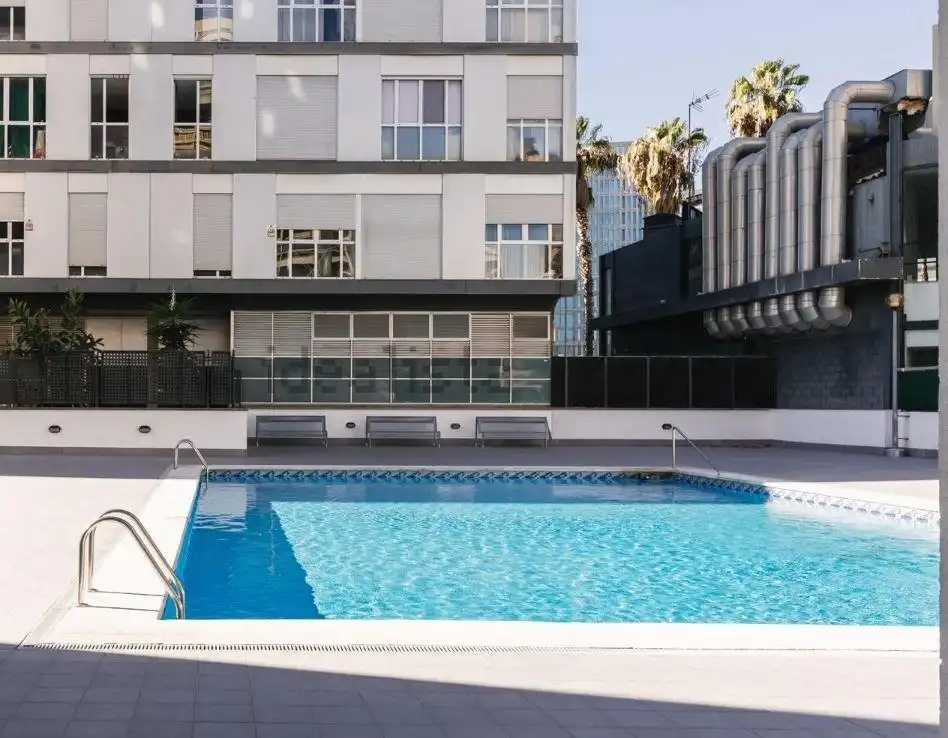 Schwimmbecken von Wohnung zum Verkauf in Barcelona mit Klimaanlage, Heizung und Privatgarten
