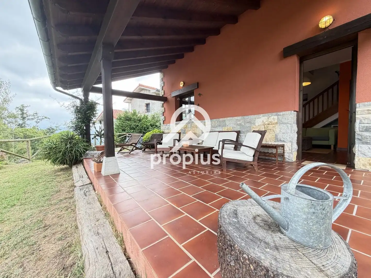 Terrassa de Casa adosada en venda en Cangas de Onís amb Calefacció, Jardí privat i Terrassa