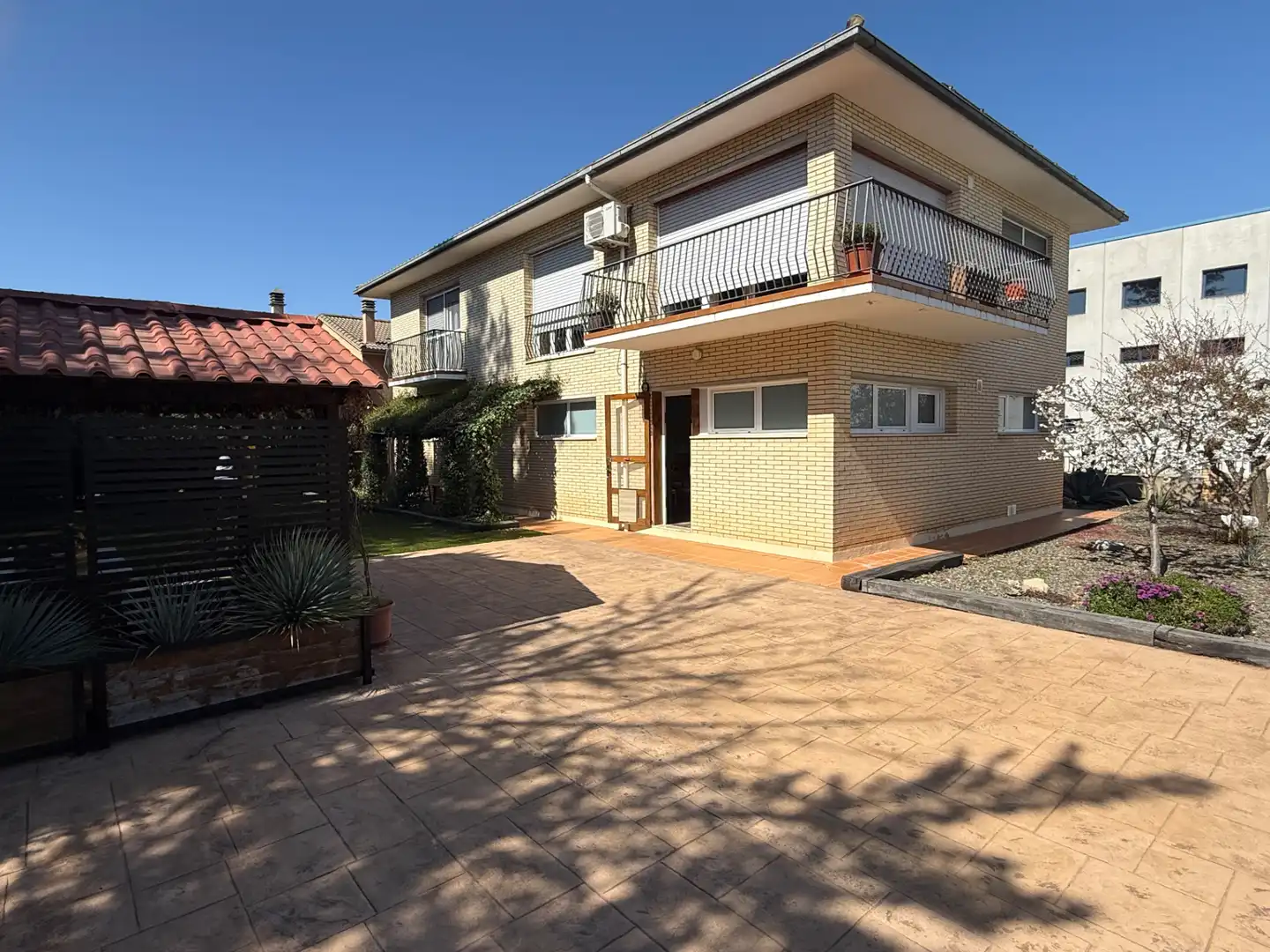 Vista exterior de Casa o chalet en venta en Besalú con Aire acondicionado, Calefacción y Jardín privado
