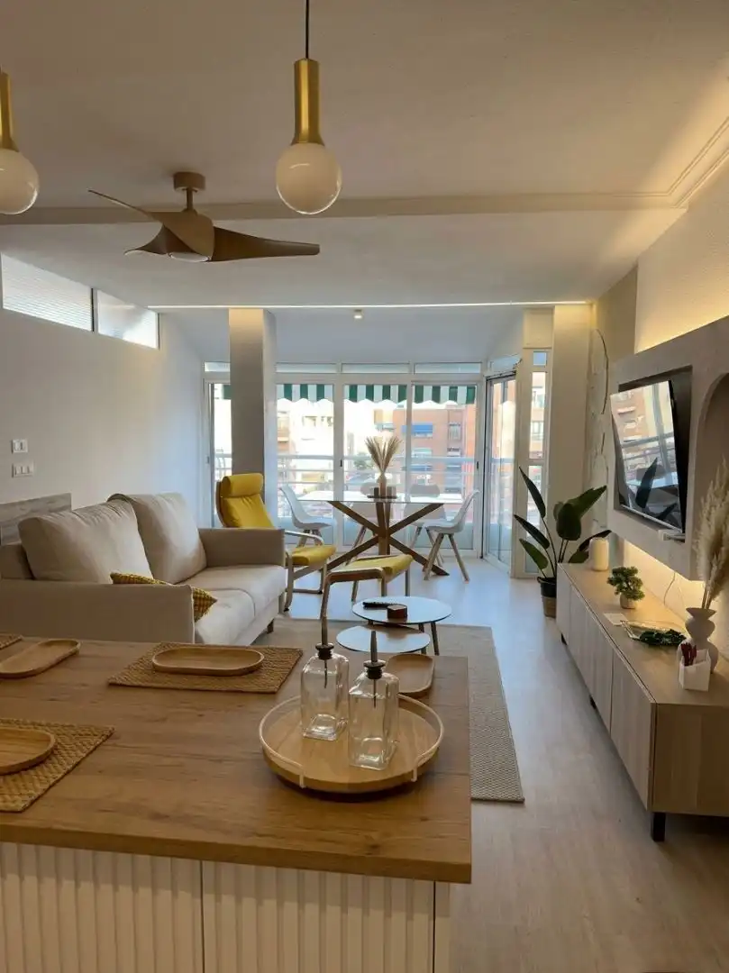 Sala d'estar de Apartament de lloguer en Torrevieja amb Aire condicionat, Calefacció i Parquet