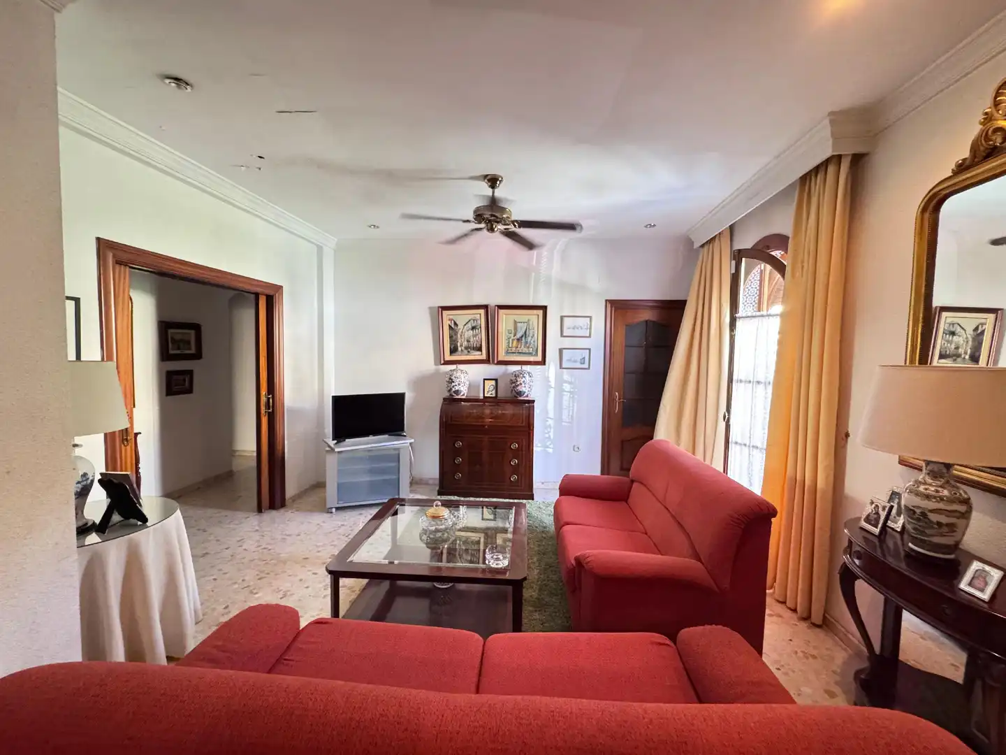 Wohnzimmer von Einfamilien-Reihenhaus zum Verkauf in Málaga mit Klimaanlage und Heizung