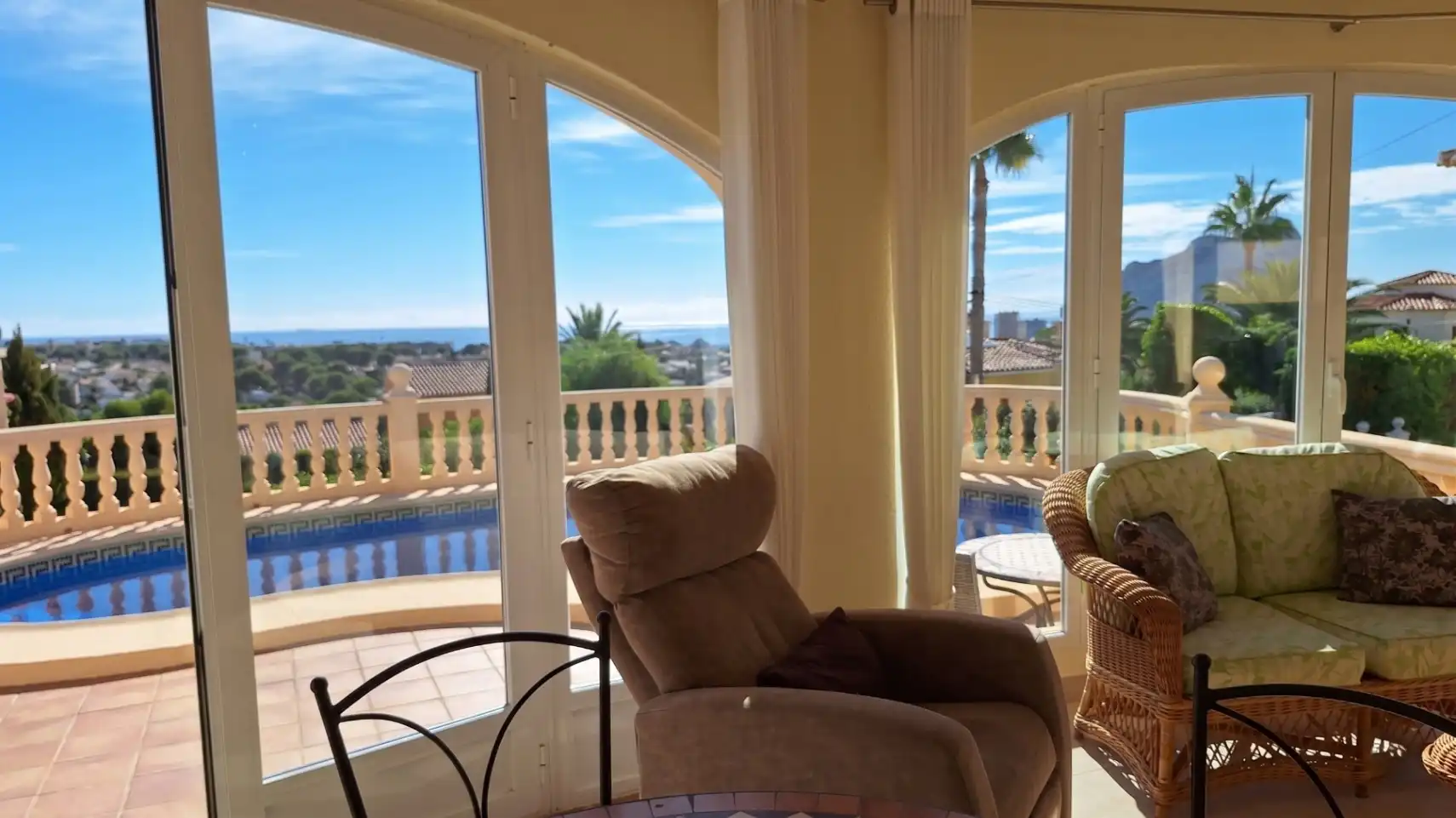 Sala d'estar de Casa o xalet en venda en Calpe / Calp amb Aire condicionat, Calefacció i Jardí privat