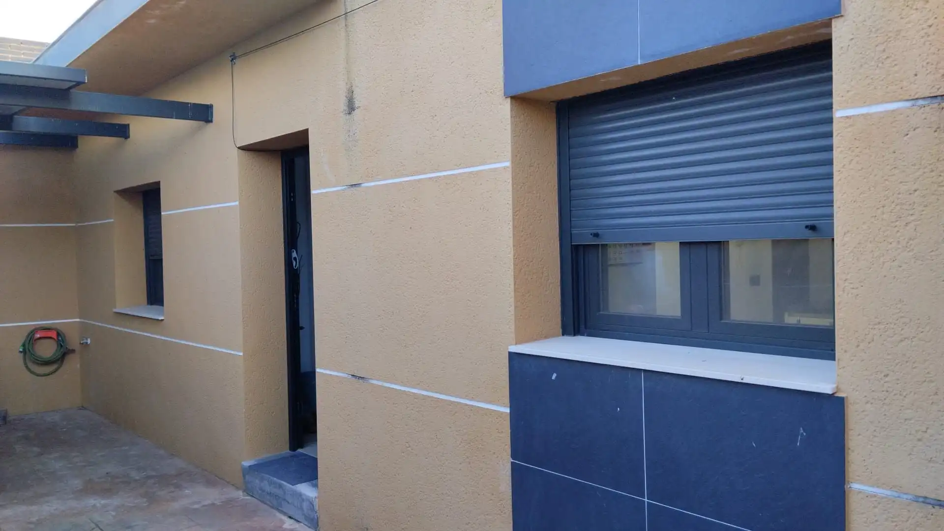 Vista exterior de Casa o xalet en venda en Carrión de Calatrava amb Jardí privat, Terrassa i Piscina