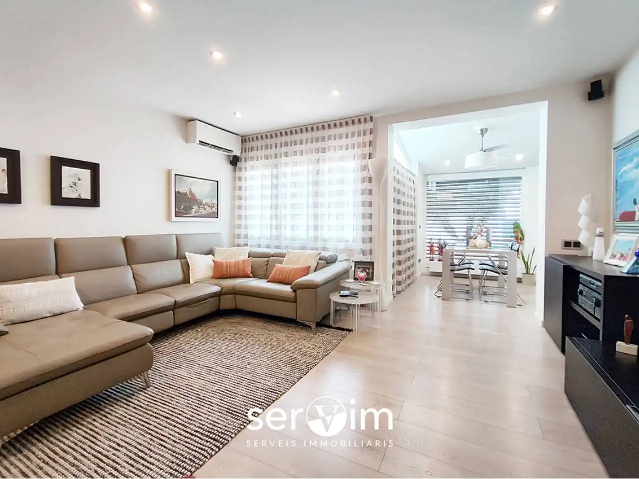 Sala de estar de Casa adosada en venta en Girona con Aire acondicionado, Calefacción y Jardín privado