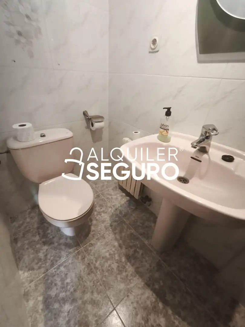 Badezimmer von Wohnung zur Miete in Zaragoza mit Heizung, Terrasse und Abstellraum