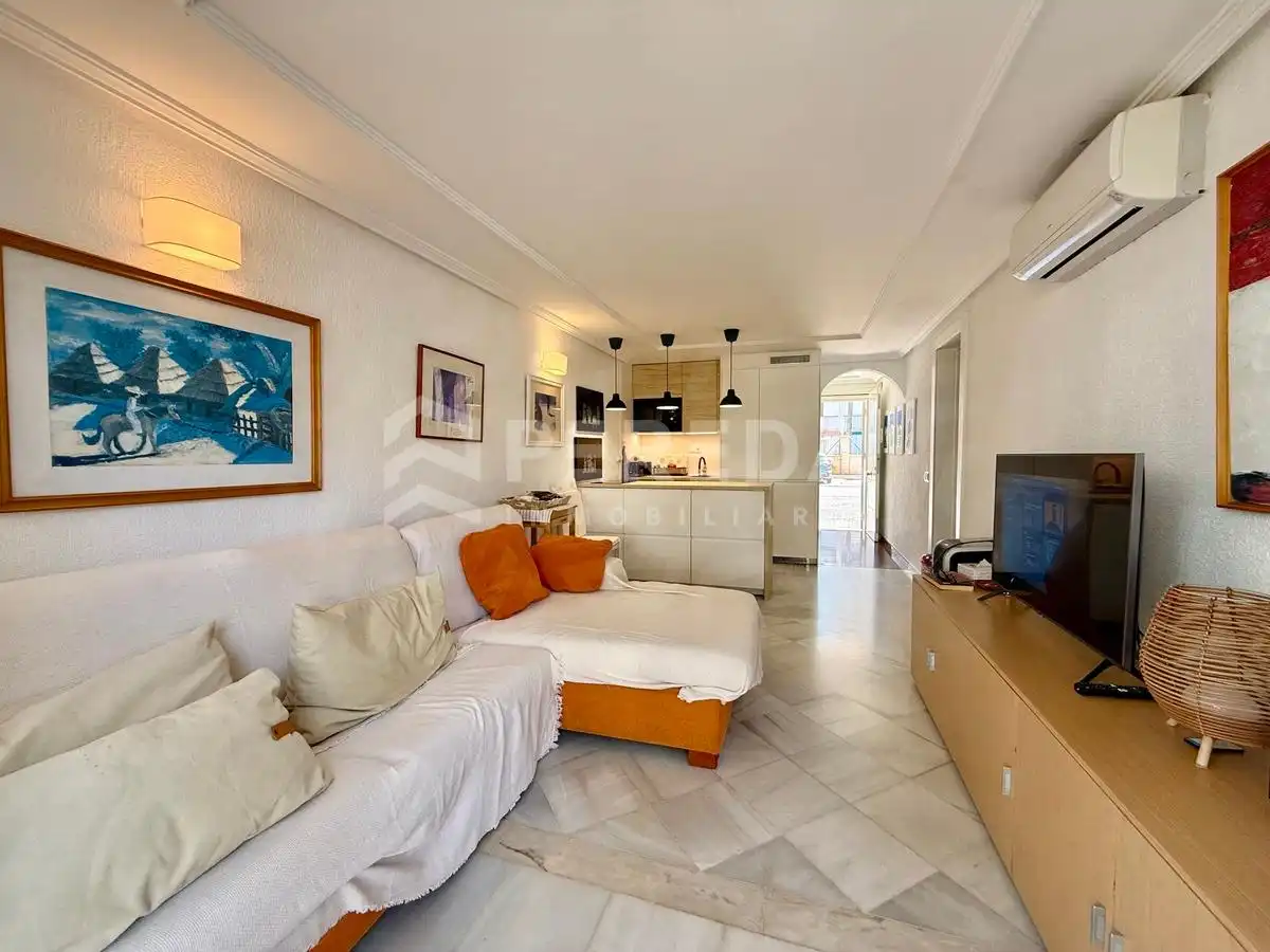 Wohnzimmer von Erdgeschoss zum Verkauf in Roquetas de Mar mit Privatgarten, Möbliert und Gemeinschaftspool