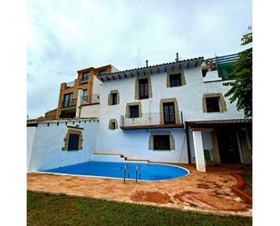 Vista exterior de Casa o xalet en venda en Cervera del Maestre amb Jardí privat, Terrassa i Piscina