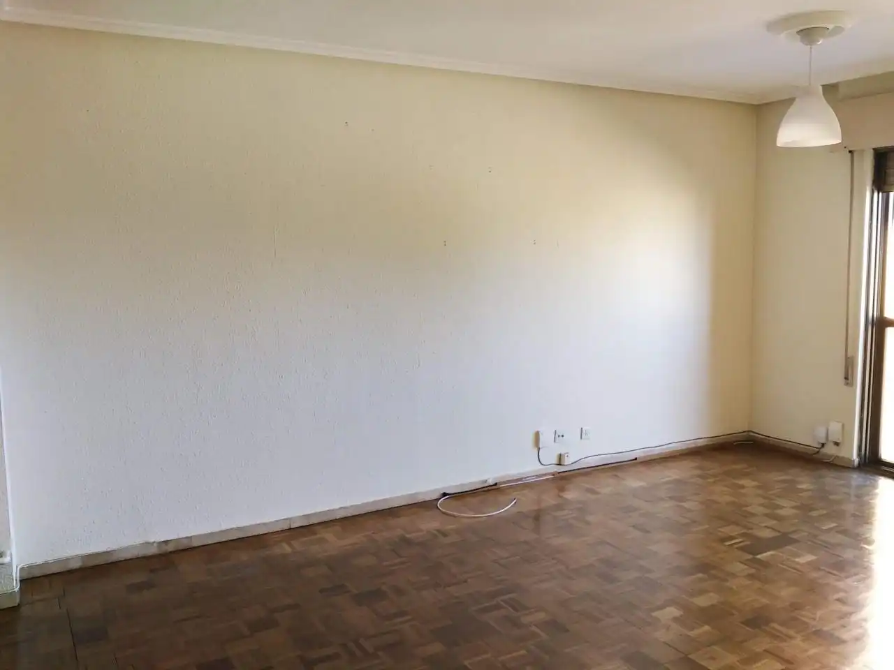 Sala d'estar de Pis en venda en León Capital  amb Calefacció, Parquet i Traster