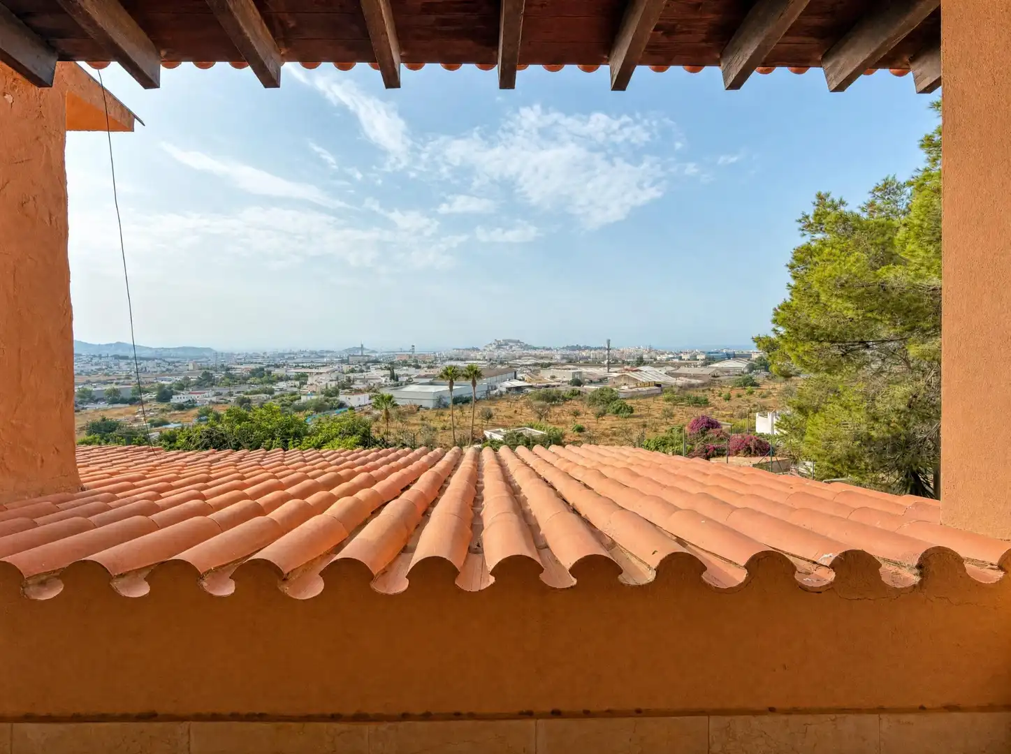 Vista exterior de Casa o xalet en venda en Santa Eulària des Riu amb Jardí privat, Terrassa i Traster