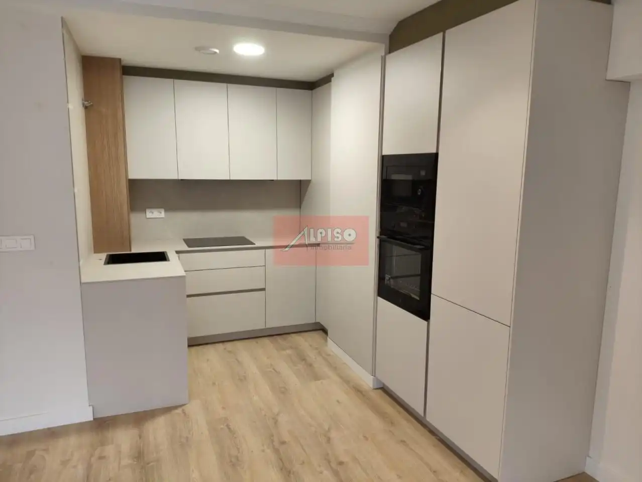 Cuina de Apartament de lloguer en Ourense Capital  amb Calefacció i Balcó