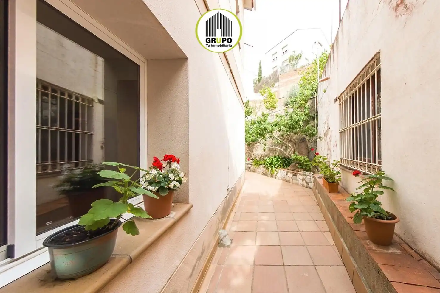 Vista exterior de Casa o xalet en venda en Esplugues de Llobregat amb Calefacció i Jardí privat