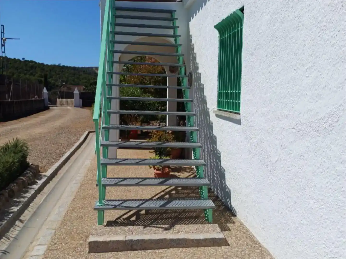 Vista exterior de Piso en venta en El Castillo de las Guardas con Jardín privado, Trastero y Piscina