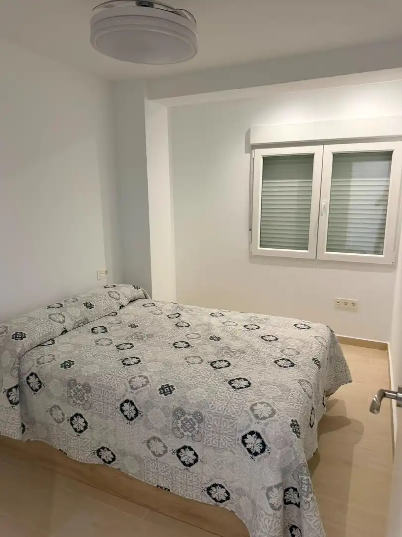 Dormitori de Pis de lloguer en Granada amb Aire condicionat, Moblat i Balcó