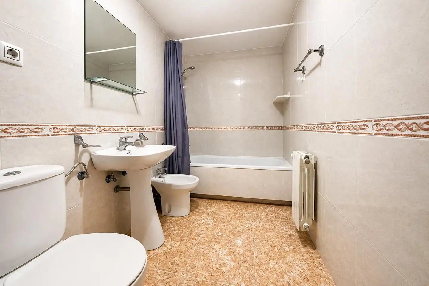 Baño de Piso para compartir en Móstoles con Calefacción, Amueblado y Internet