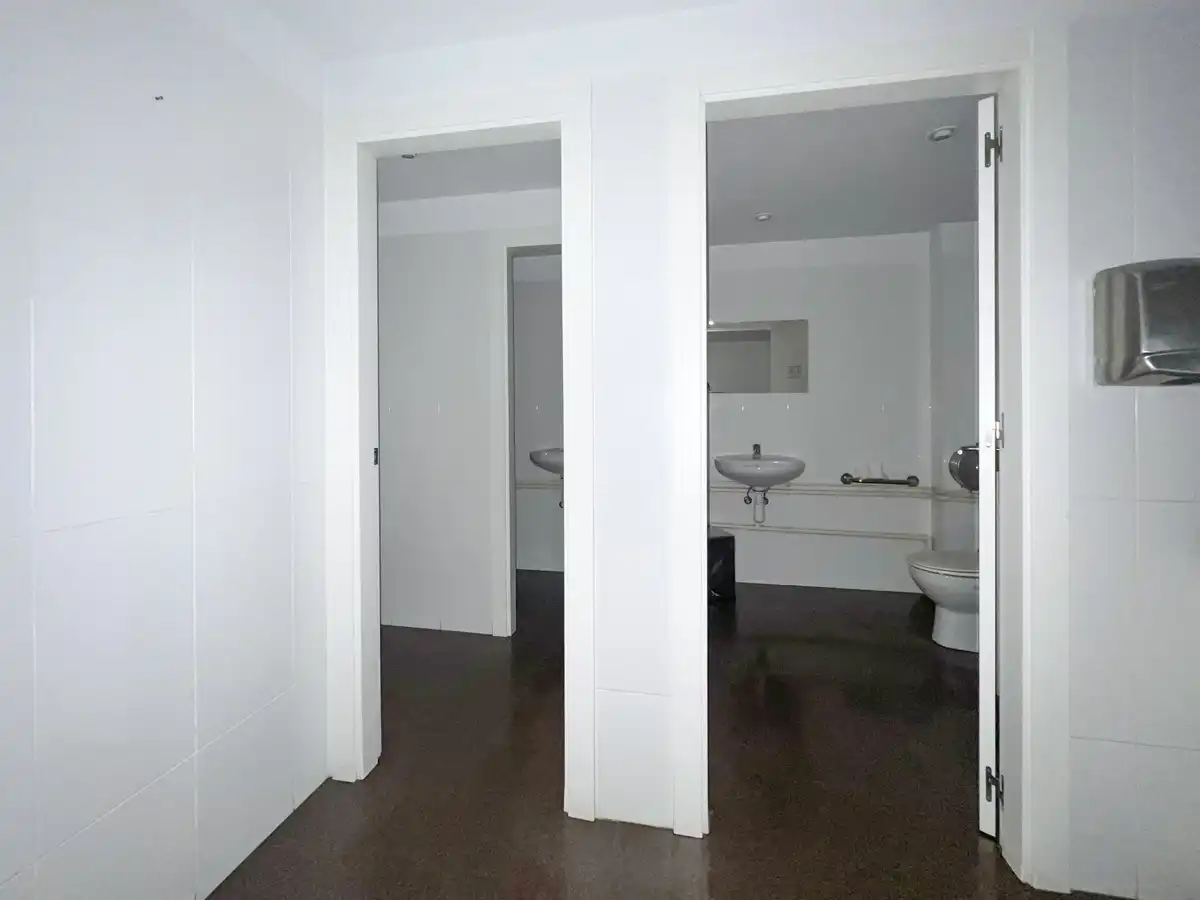 Baño de Local de alquiler en Mollet del Vallès con Aire acondicionado y Parquet