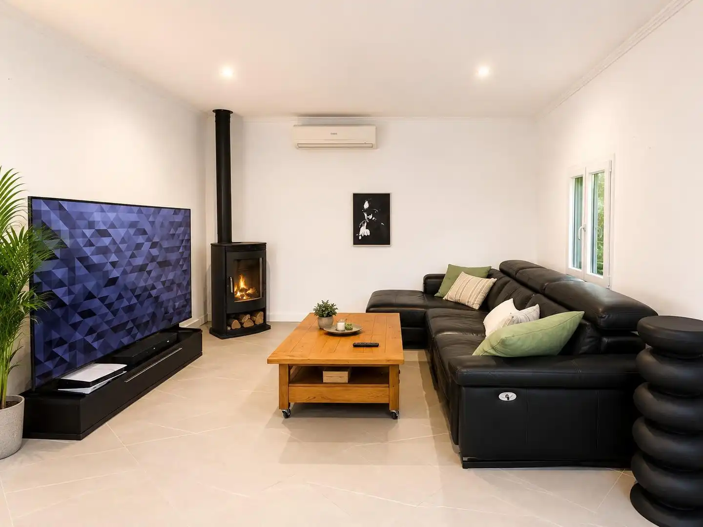 Sala de estar de Finca rústica en venta en Sant Joan con Aire acondicionado, Calefacción y Jardín privado