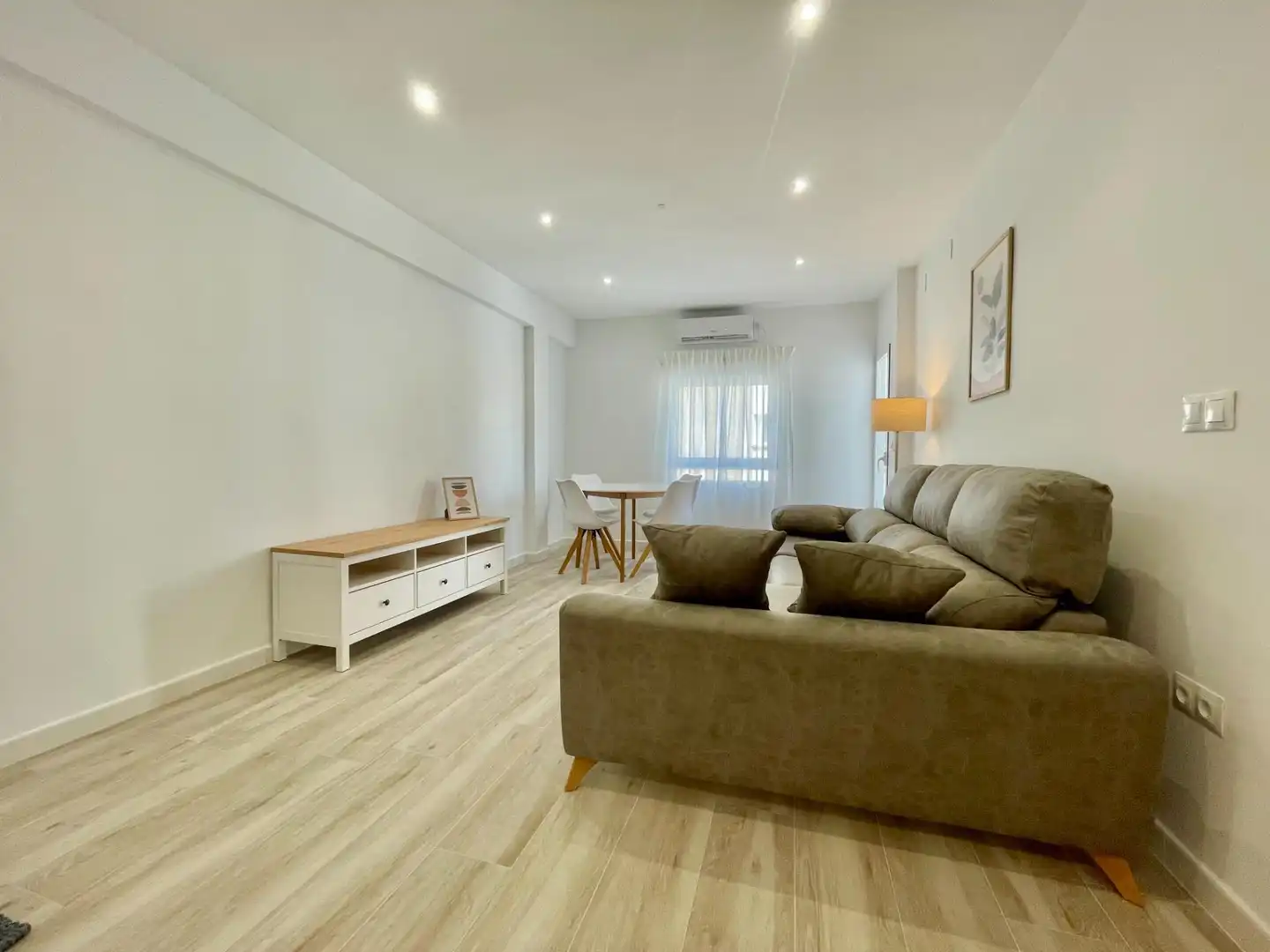 Sala d'estar de Pis de lloguer en Córdoba amb Aire condicionat, Terrassa i Moblat
