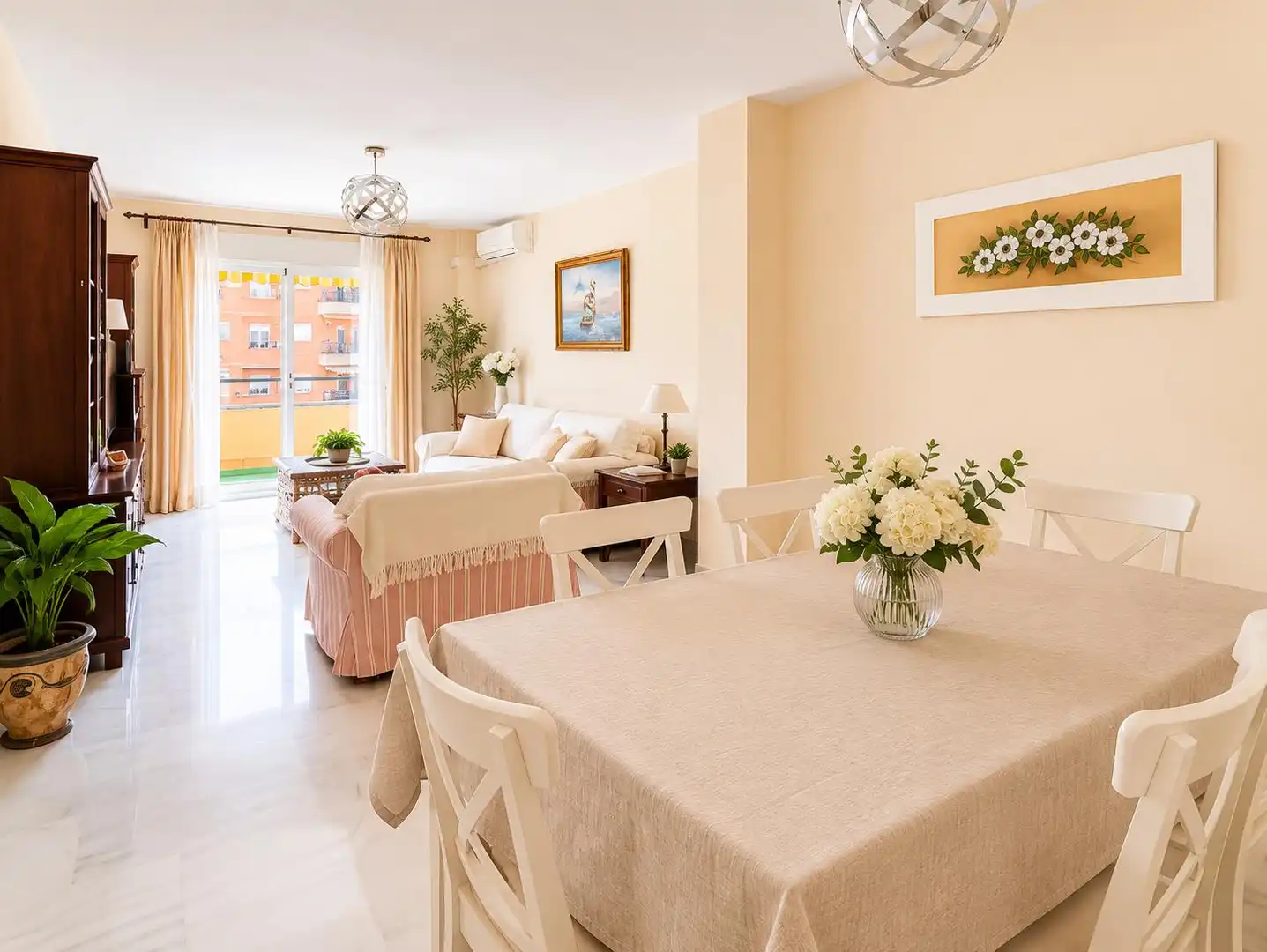 Comedor de Piso en venta en Manilva con Terraza, Trastero y Horno