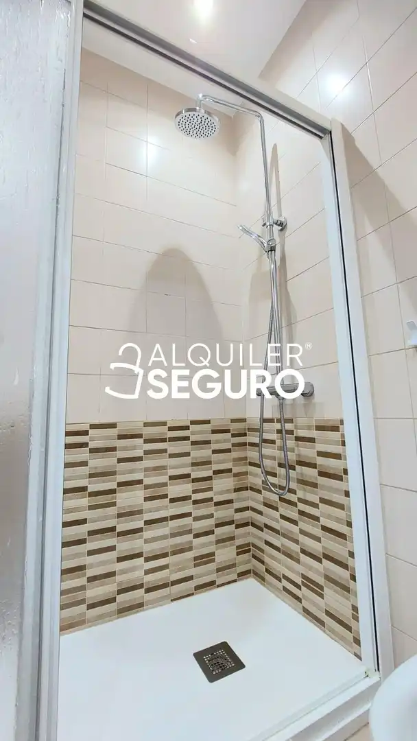 Bathroom of Flat for rent in Madrid  with Air Conditioner, Heating and Furnished