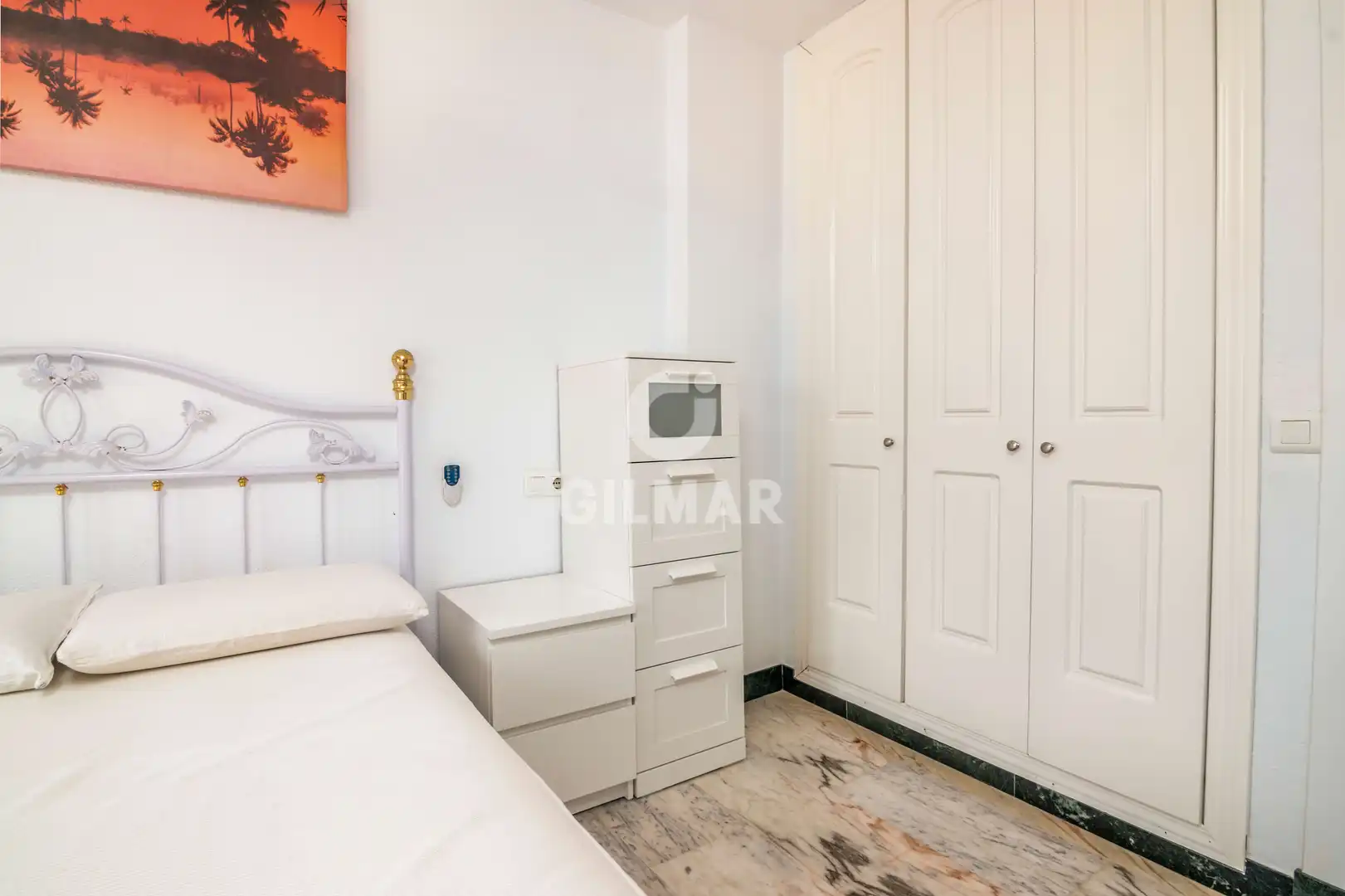 Schlafzimmer von Einfamilien-Reihenhaus zum Verkauf in Manilva mit Heizung, Privatgarten und Schwimmbad