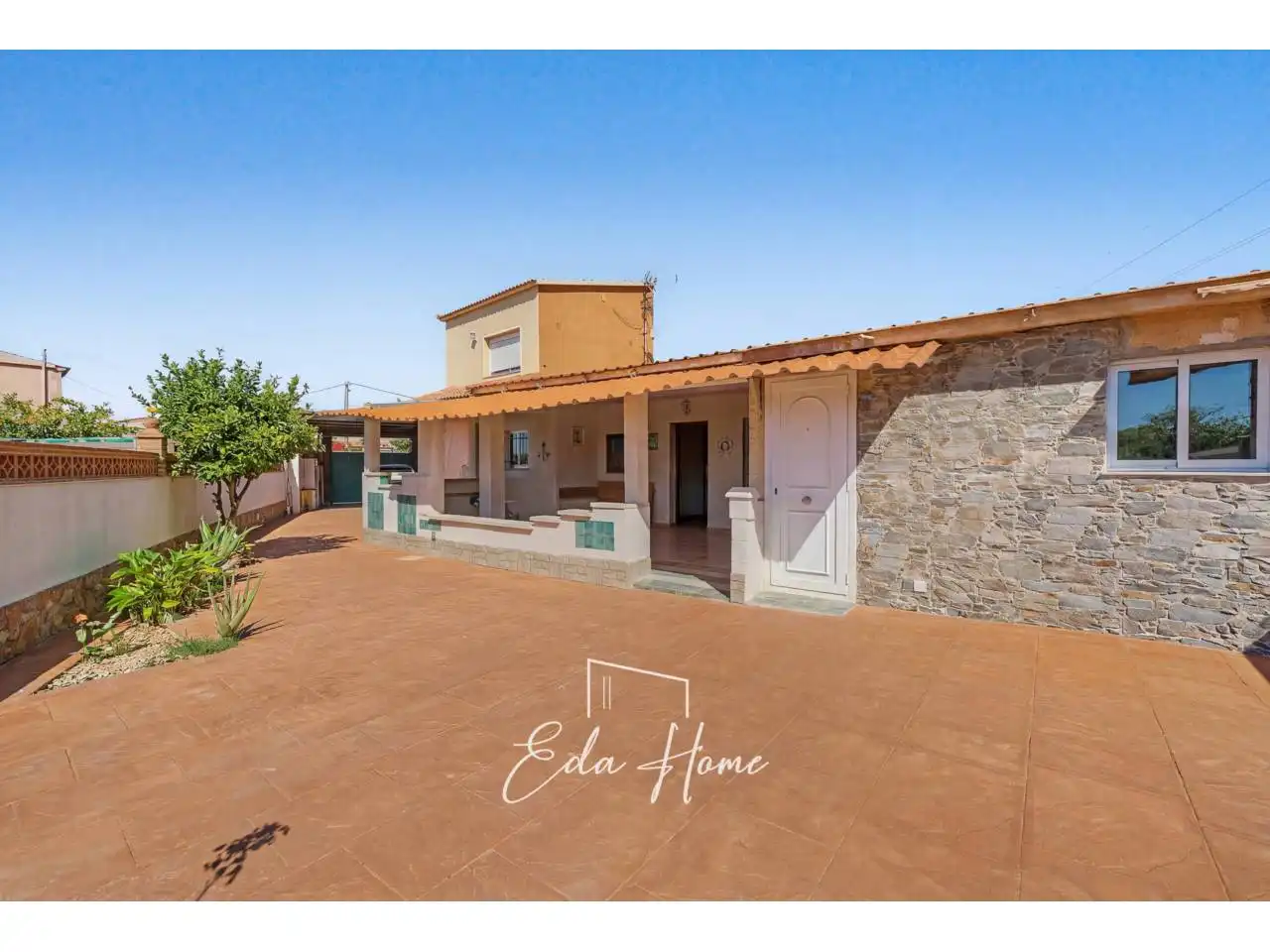 Exterior view of Houses for sale in Vilanova i la Geltrú