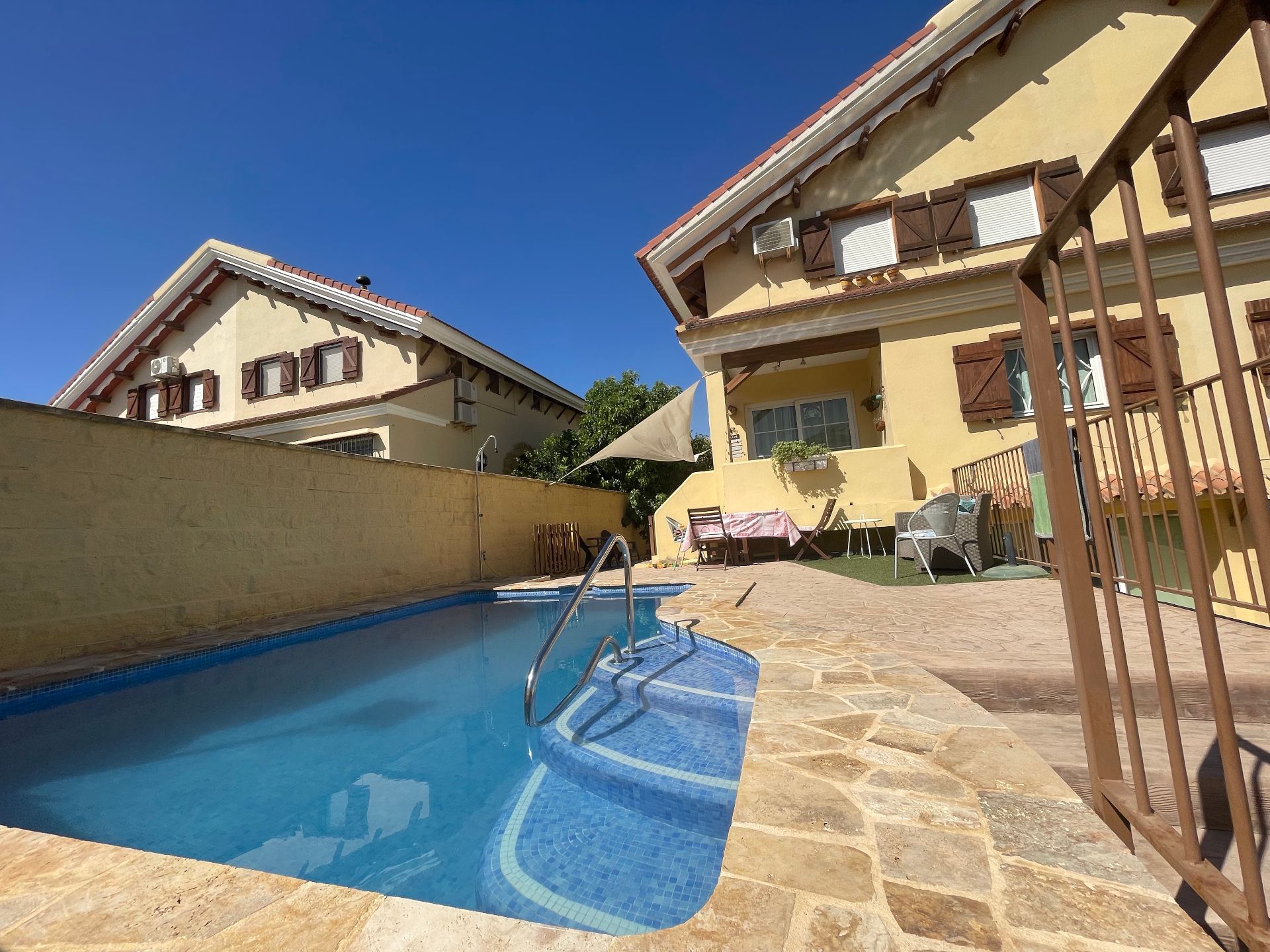Piscina de Casa adosada en venta en Alhaurín de la Torre con Aire acondicionado, Jardín privado y Terraza