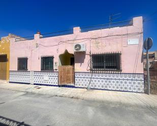 Vista exterior de Casa adosada en venda en Motril amb Aire condicionat, Calefacció i Terrassa