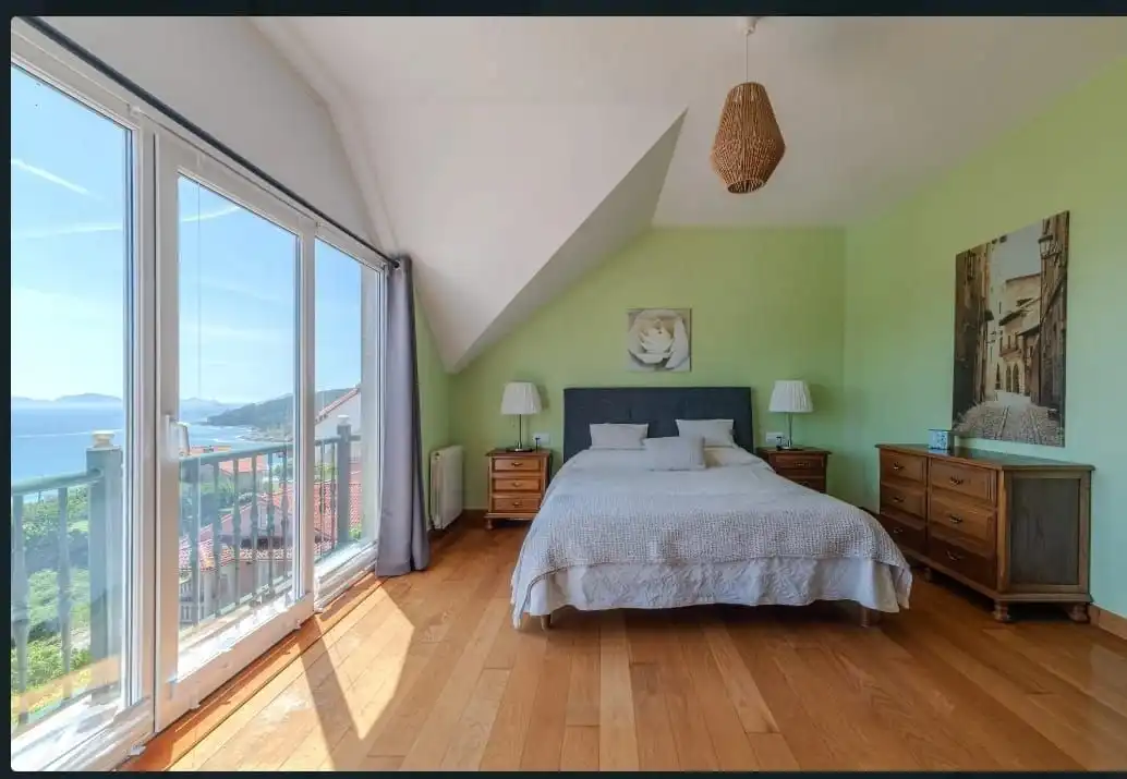 Dormitori de Casa o xalet en venda en Cangas  amb Calefacció, Jardí privat i Terrassa