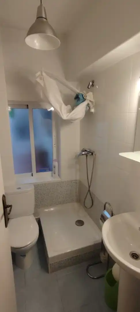 Bathroom of Flat for rent in Salamanca  with Heating, Parquet flooring and Terrace