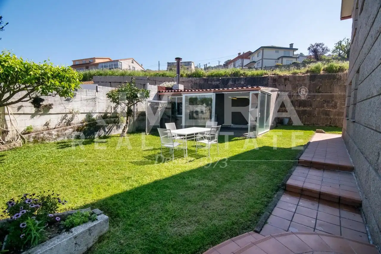 Terrassa de Casa o xalet en venda en Redondela amb Calefacció i Jardí privat