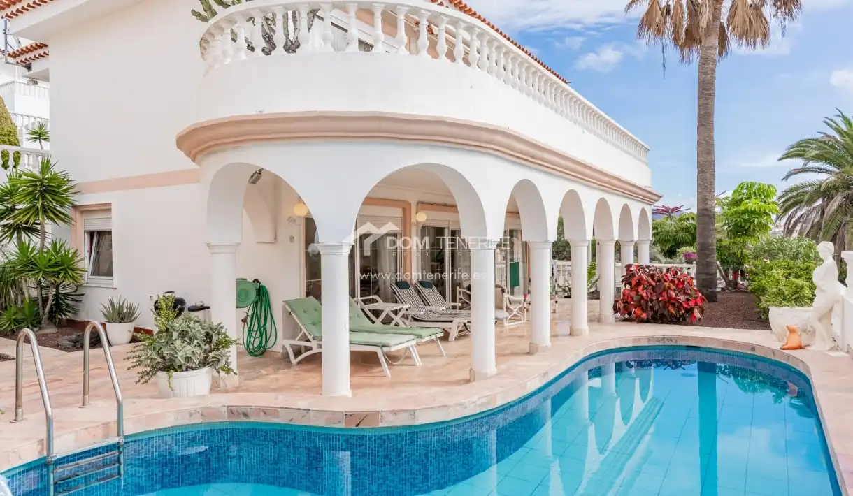 Vista exterior de Casa o chalet en venta en Arona con Terraza, Piscina y Amueblado