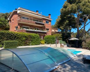 Piscina de Casa o xalet en venda en Castelldefels amb Aire condicionat, Calefacció i Jardí privat