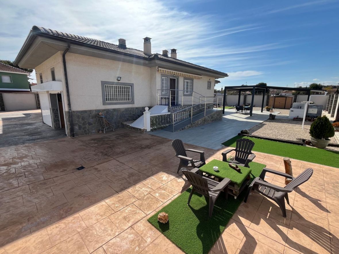 Vista exterior de Casa o xalet en venda en Mutxamel amb Aire condicionat, Calefacció i Terrassa
