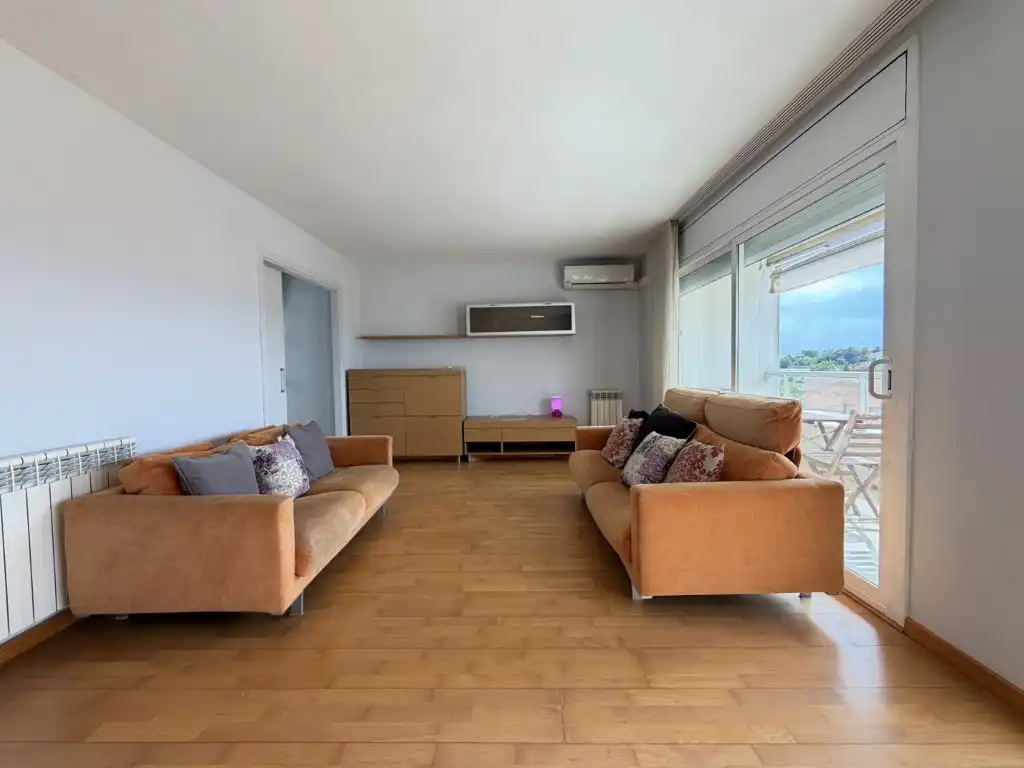 Wohnzimmer von Wohnung zur Miete in Girona mit Klimaanlage, Ofen und Balkon
