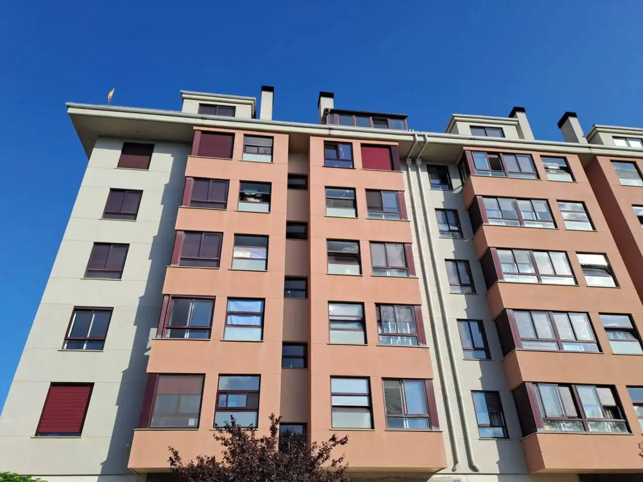 Außenansicht von Wohnung zur Miete in Burgos mit Heizung, Parkett und Terrasse