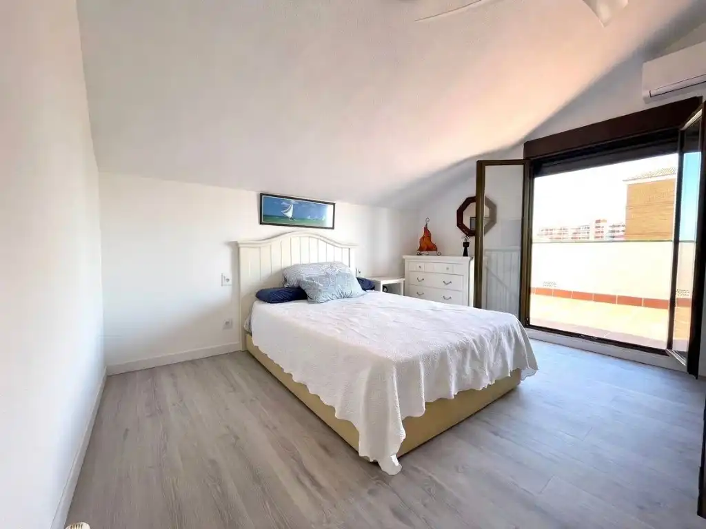 Schlafzimmer von Wohnungen zur Miete in Benicasim / Benicàssim mit Klimaanlage, Privatgarten und Terrasse