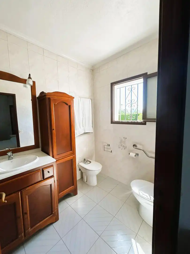 Bany de Finca rústica en venda en Estepona amb Jardí privat, Terrassa i Piscina