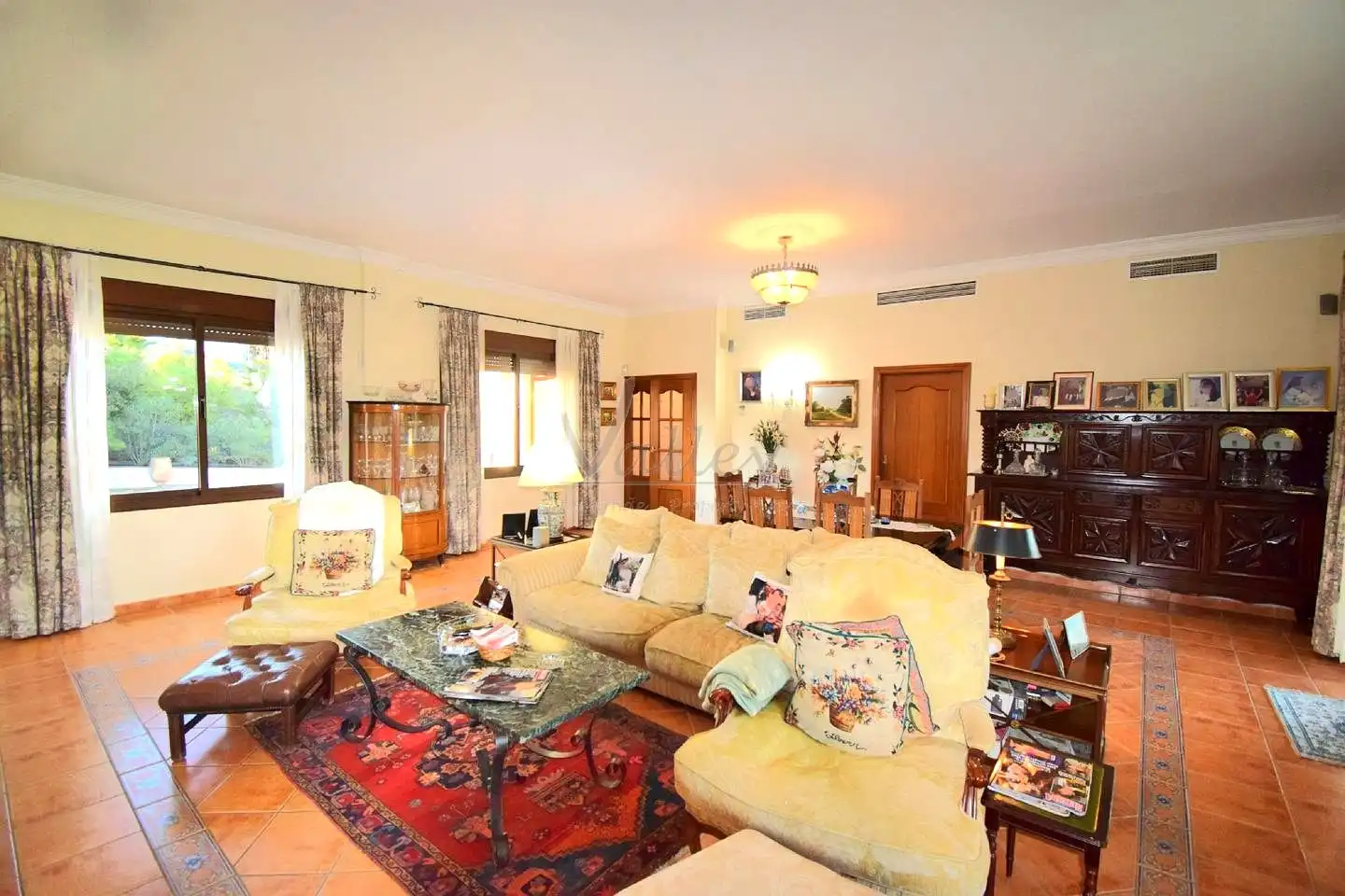 Sala d'estar de Finca rústica en venda en Estepona amb Jardí privat, Terrassa i Traster