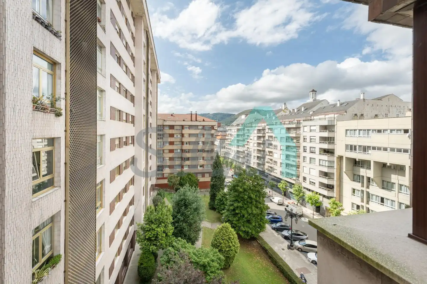 Vista exterior de Pis per a compartir en Oviedo  amb Calefacció, Parquet i Terrassa