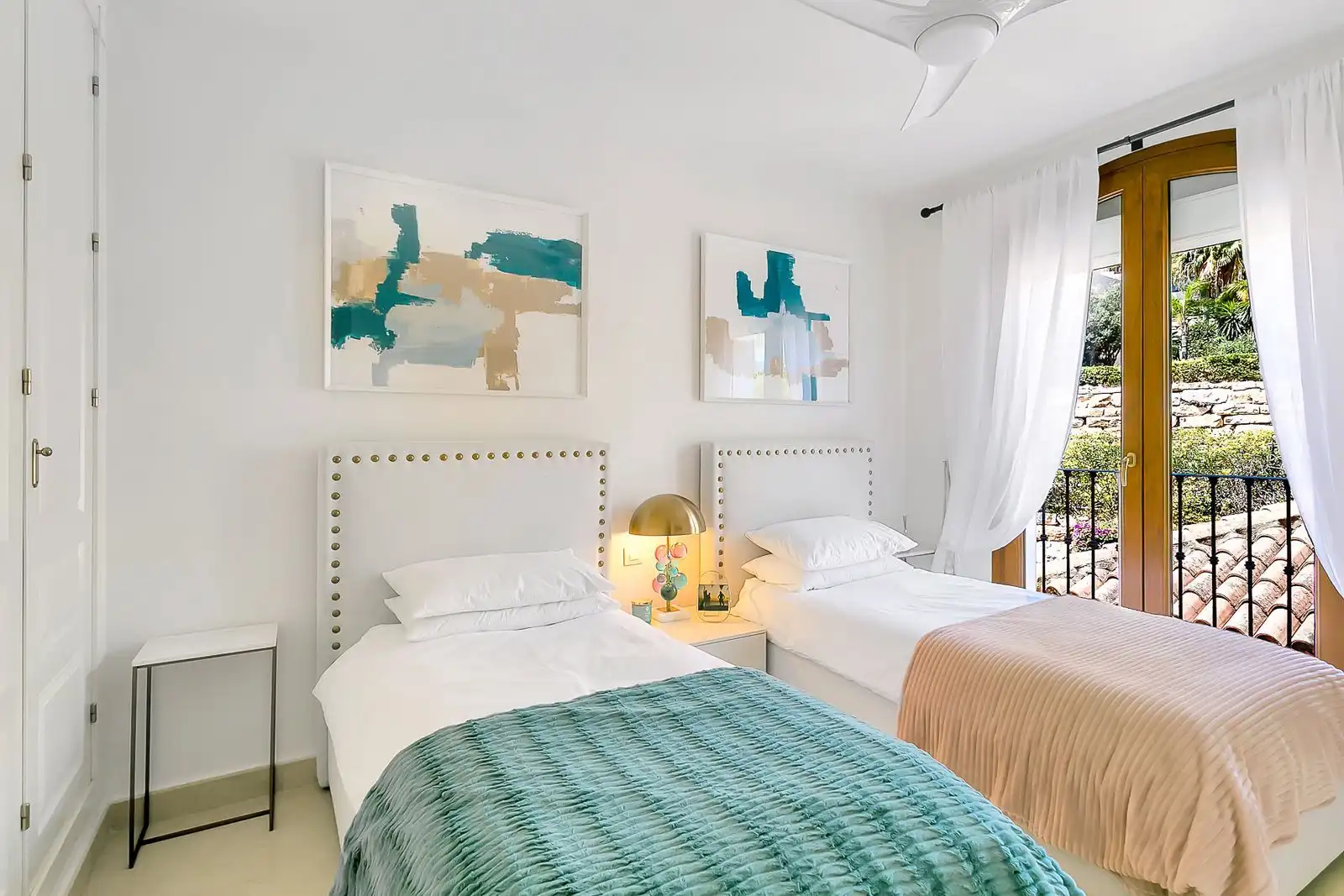 Schlafzimmer von Einfamilien-Reihenhaus zum Verkauf in Estepona mit Privatgarten, Terrasse und Möbliert