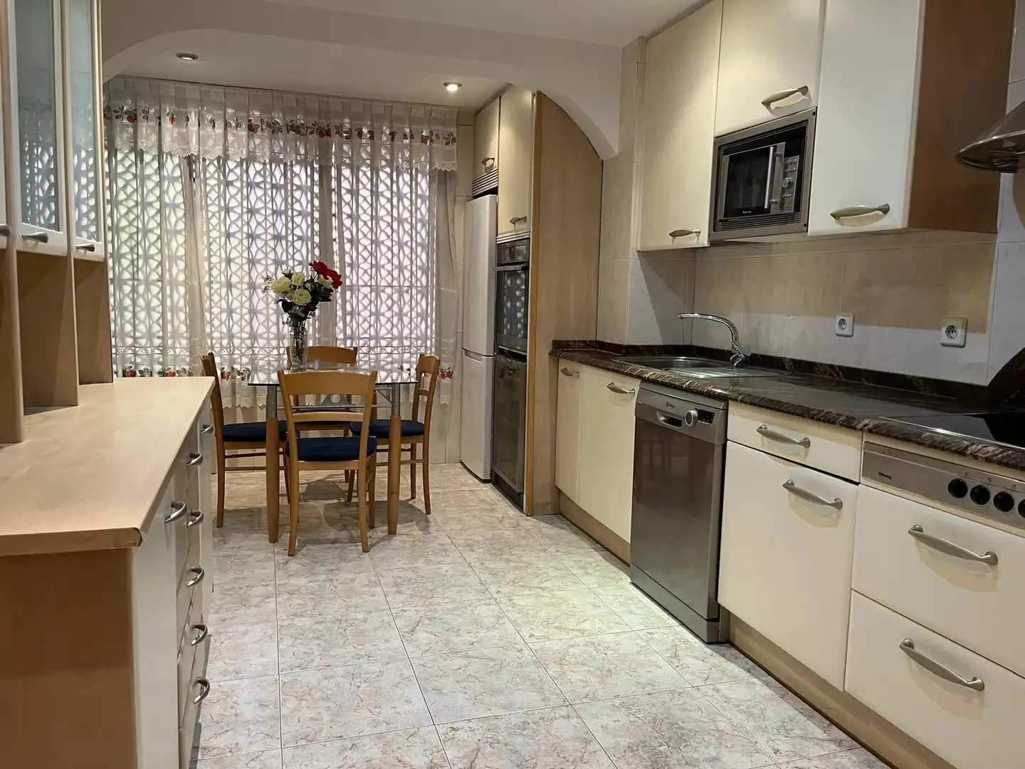 Kitchen of Flat for rent in Madrid  with Air Conditioner, Heating and Parquet flooring