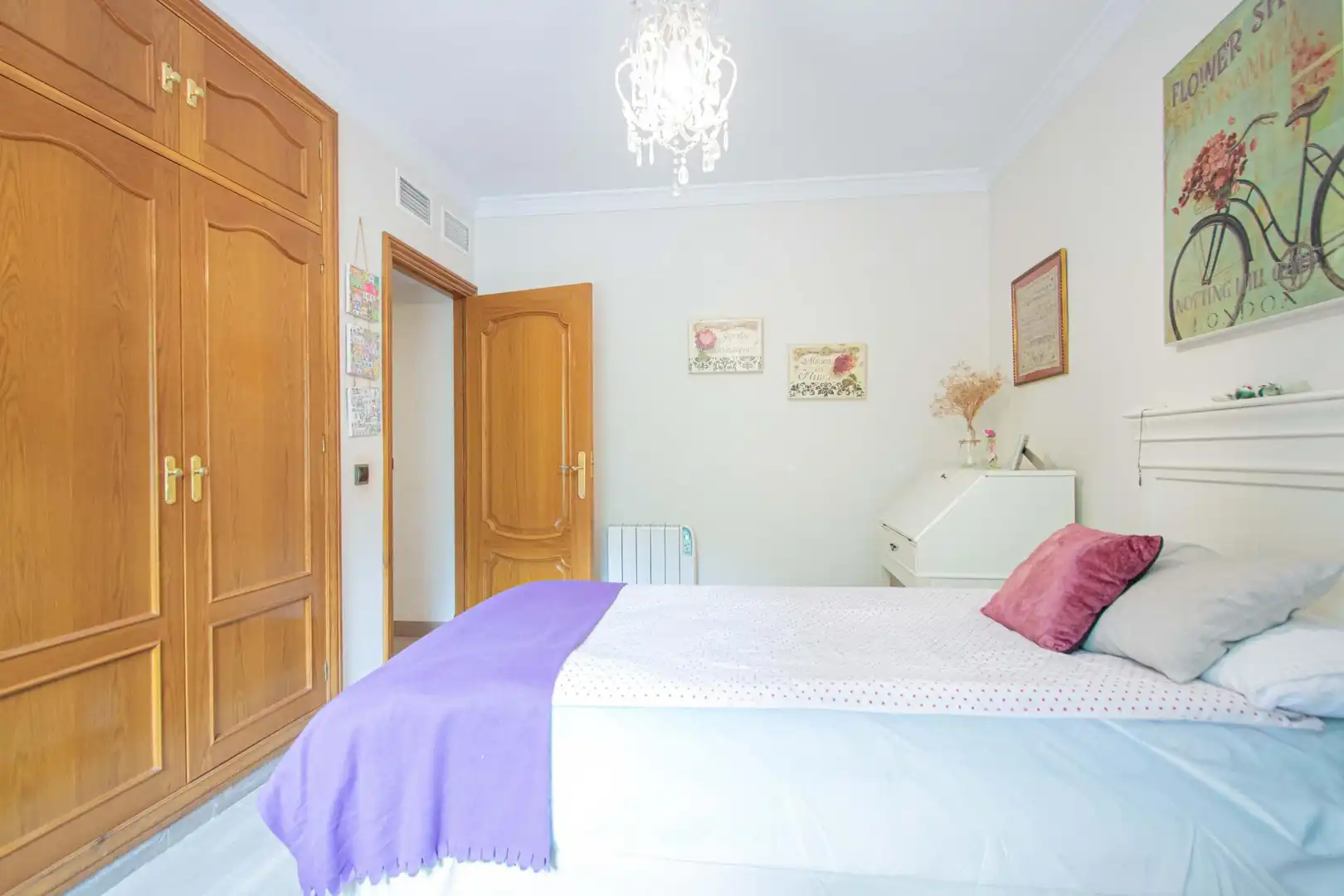 Dormitori de Casa o xalet en venda en Tomares amb Jardí privat, Terrassa i Piscina